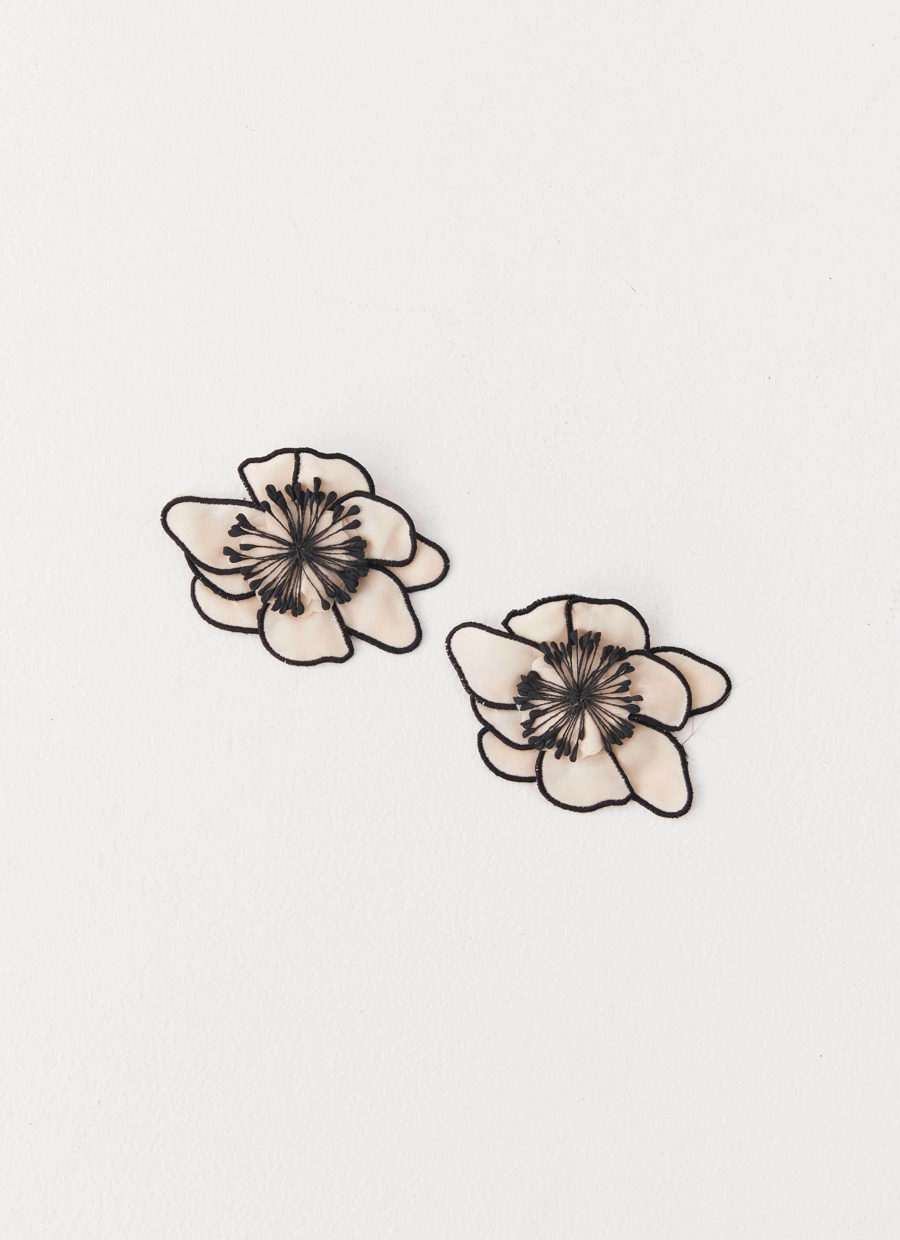Toria Flower Earrings - Ivory